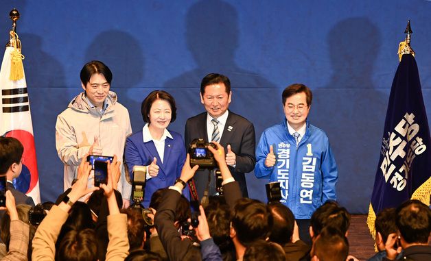 기념촬영하는 정청래 대표와 경기도지사 경선 후보들