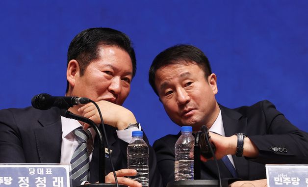 현장 최고위서 대화 나누는 정청래 대표와 한병도 원내대표