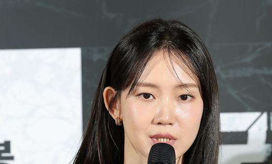 인사말 하는 신현빈