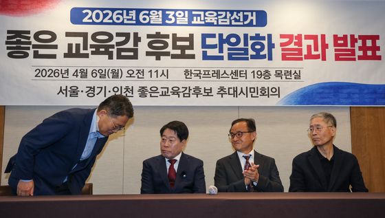 함께 경쟁한 예비후보들에게 인사하는 윤호상