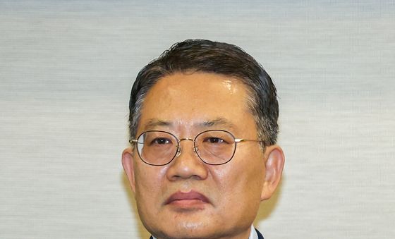 손뼉치는 윤호상 예비후보