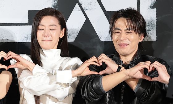 웃음 참는 전지현