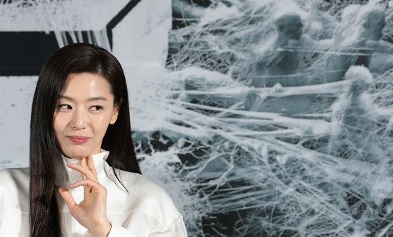 좀비 영화로 돌아온 전지현