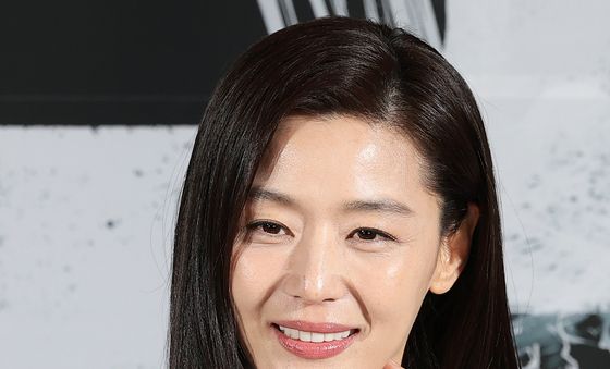 미소 짓는 전지현