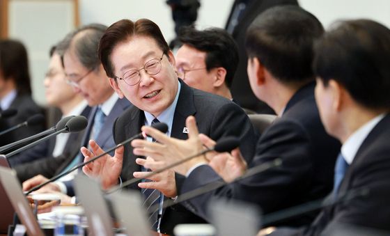 구윤철 부총리와 대화하는 이재명 대통령