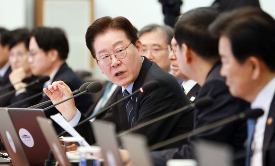 구윤철 부총리와 대화하는 이재명 대통령