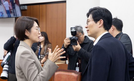 대화 나누는 교육위 여야 간사