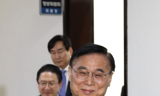 정보위원회 향하는 이종석 국정원장