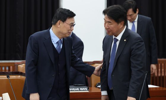 이기헌 의원과 대화하는 이종석