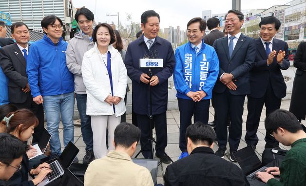 수원 못골시장 백프리핑하는 정청래 대표