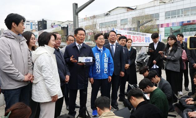 못골시장 방문 백브리핑하는 정청래 대표