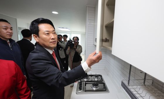 인천 '천원주택' 둘러보는 장동혁 대표