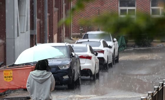 우박과 함께 내리는 봄비