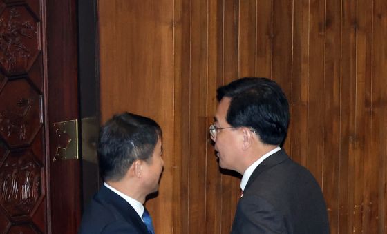 손 맞잡은 한병도·송언석 원내대표