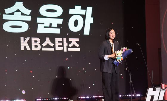 식스우먼상 수상 소감 밝히는 송윤하