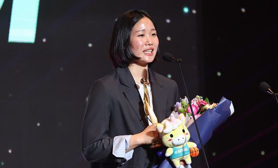 식스우먼상 수상 소감 밝히는 송윤하