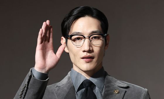 노상현, 근사한 손 인사