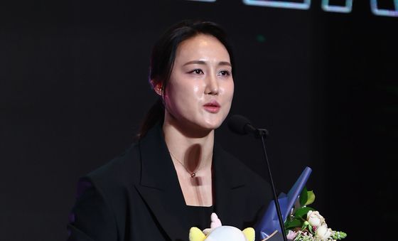 특별상 수상 소감 밝히는 하나은행 김정은