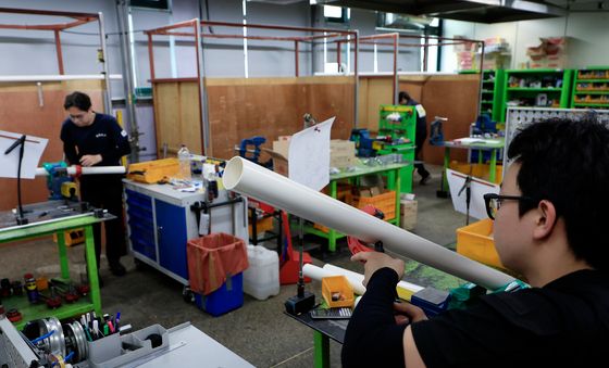 배관 가공에 집중하는 대회 참가자들