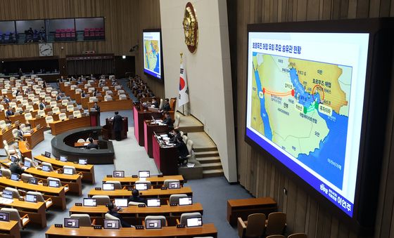 호르무즈 해협 관련 질의 듣는 김민석 국무총리
