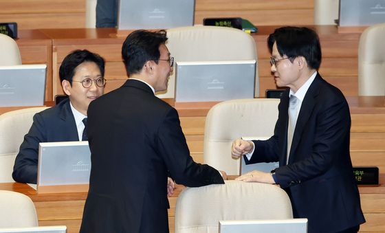 대화 나누는 김민석 총리와 김정관 장관