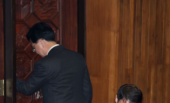 한병도 원내대표와 인사 후 회의장 나서는 송언석 원내대표