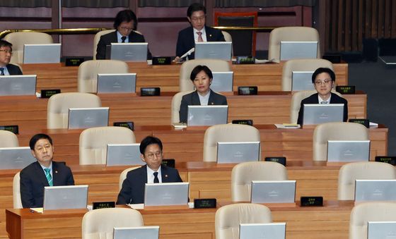 대정부 질문 답변하는 박홍근 장관