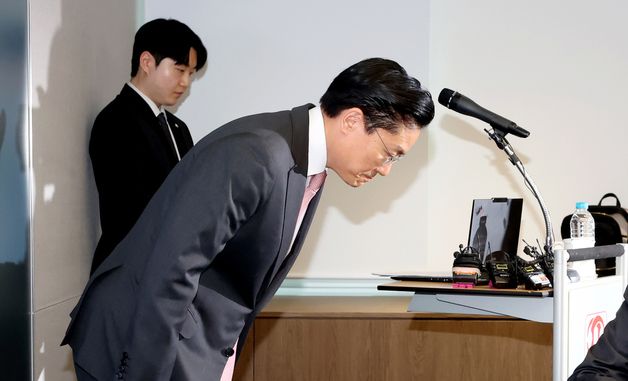 인사하는 전인석 삼천당제약 대표