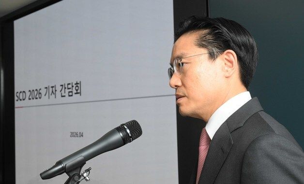 취재진 질문 답변하는 전인석 삼천당제약 대표