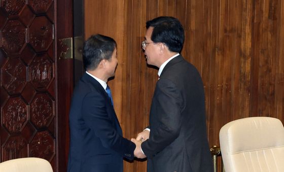 인사 나누는 한병도·송언석