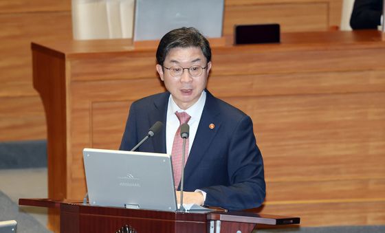 답변 이어가는 이억원 금융위원장