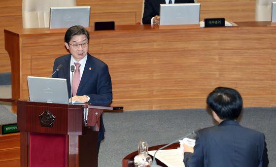 대정부질문 답변하는 이억원 금융위원장