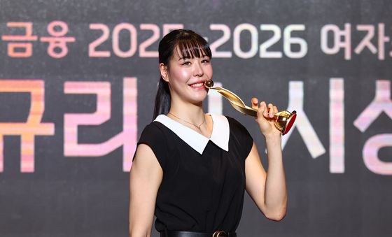 박지수, 트로피와 입맞춤