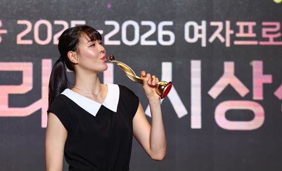 트로피와 입맞춤하는 박지수