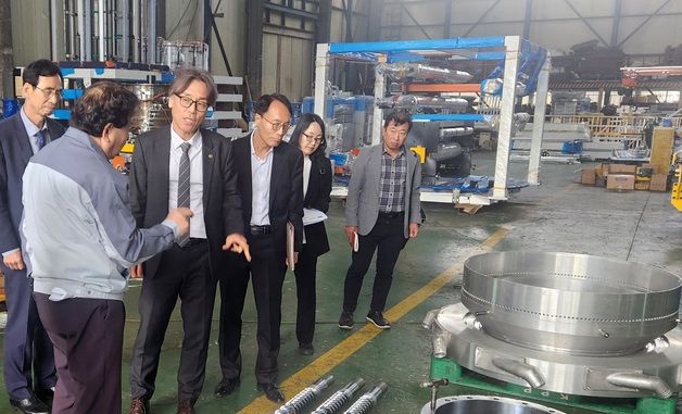 비닐봉투 생산설비 제작과정 살펴보는 금한승 제1차관