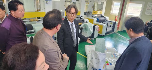 재생원료 종량제봉투 품질 점검하는 금한승 제1차관