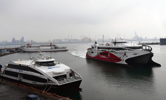 초쾌속 여객선 엘도라도 익스프레스호 입항