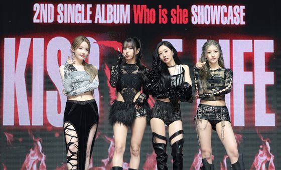 키스오브라이프 '후 이즈 쉬'