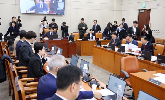 안건 상정하는 권칠승 위원장