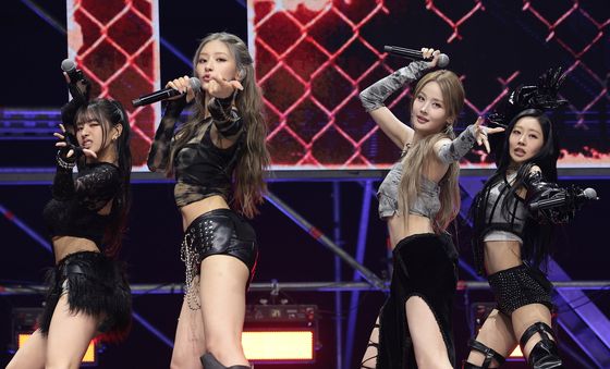 컴백 무대 펼치는 키스오브라이프