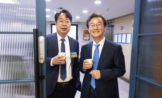 민주당 부산시장 본경선 합동연설회 앞두고 대화하는 전재수·이재성