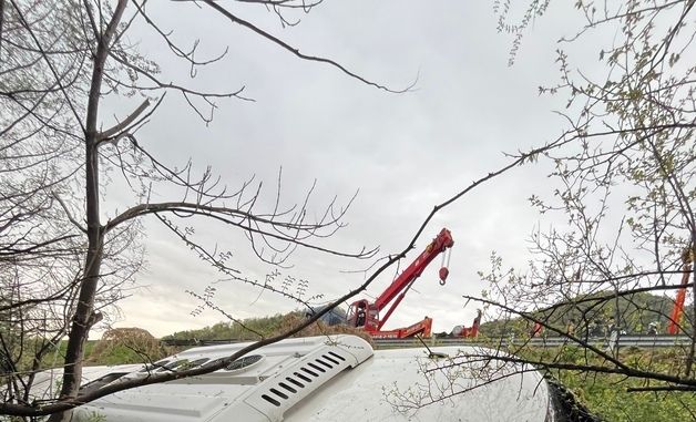 대구 시외버스 가드레일 뚫고 5m 추락…6명 병원 이송