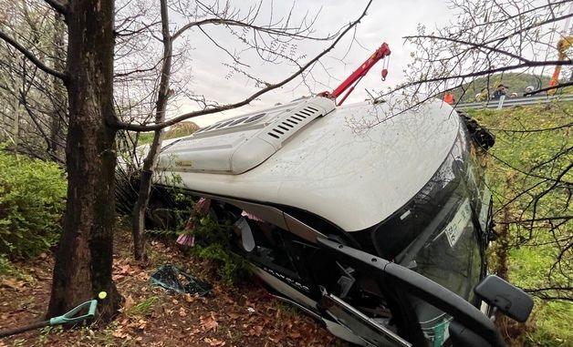 대구 시외버스 가드레일 뚫고 5m 추락…6명 병원 이송