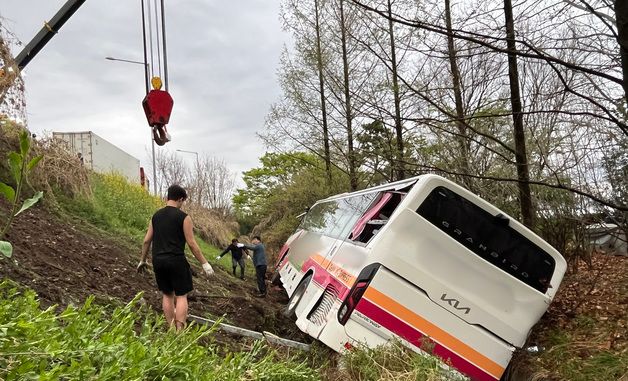 8명 탄 시외버스 가드레일 뚫고 5m 아래로 추락…6명 병원 이송