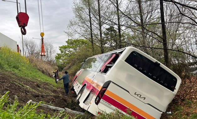 8명 탄 시외버스 가드레일 뚫고 5m 아래로 추락…6명 병원 이송