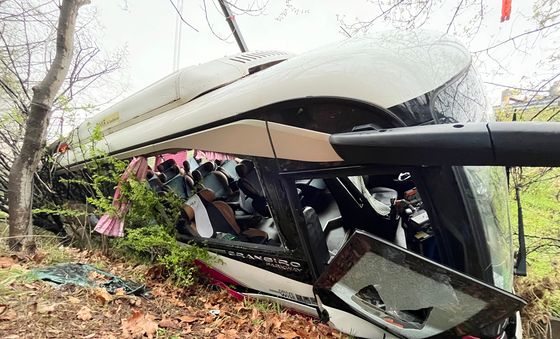 대구 금호분기점 인근 도로에서 시외버스 추락, 6명 병원이송