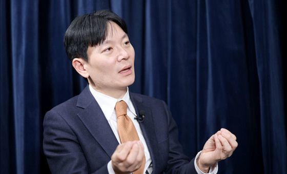 취재진 질문 답하는 박상용 검사