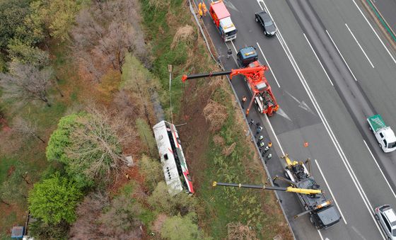 시외버스 추락, 6명 병원 이송