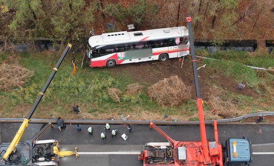 고속버스 추락사고 6명 병원이송