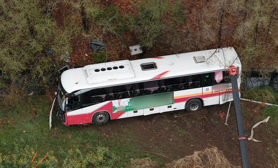 대구 금호분기점 인근 도로에서 고속버스 추락, 6명 병원 이송